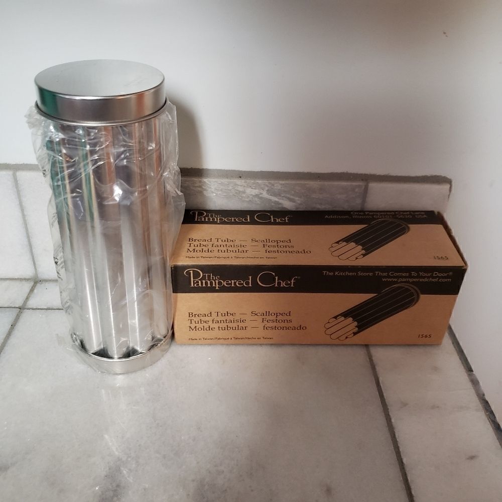 Pampered Chef Scalloped Bread Metal Tub with 2 lids #1565